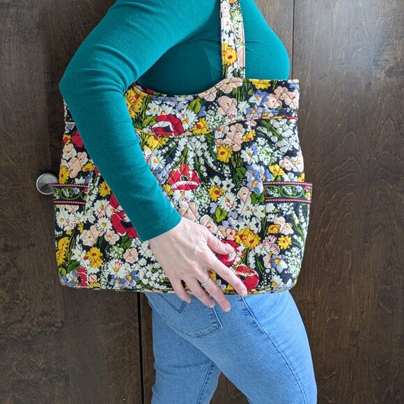 Vera Bradley retire Poppy Fields Tote - Picture 1 of 4